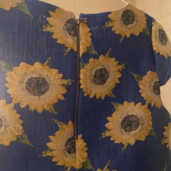 Alice + Olivia blue sunflower print jacquard style fabric short sleeve top - Picture 4 of 4
